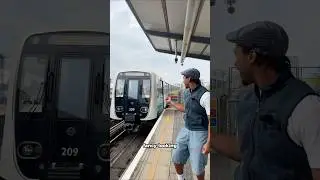 Новые поезда DLR наконец-то здесь!