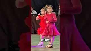 Маленькая девочка на танцевальном конкурсе