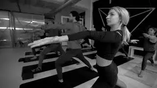 Corporate Yoga Class at the Office (Keenfolks x Frizzant)