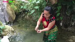 Primitive Life - Ethnic Girls catch fish by hand and meet Forest People