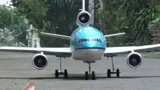 Homemade MD-11 RC : Taxiing test