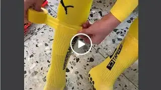 Borrusia monchengladbach goalkeeper shows how to use tapedesign grip socks