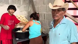 El Niño y Orbelina Ayudando a Tio Maco..😁😁