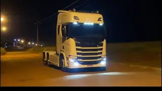 Scania 2023 com escapamento direto