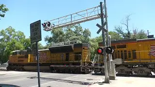 UP 8824 Z-Train Intermodal North - Capitol Ave. Railroad Crossing (Sacramento CA)