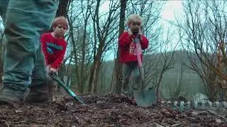 Шел сильный дождь.