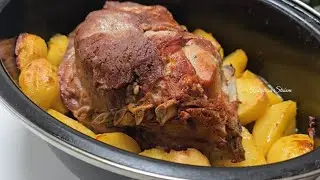 Pečeni svinjski vrat sa krompirom, meso je mekano topi se👌