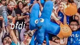 *с трудом сдерживает фанатов на встрече 2019 года*