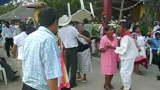 aqui el novio rompiendo el baile... acompañado de la banda san jose de tamoyon 1 huautla hidalgo.