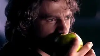 Anakin eats a delicious apple instead of listening to Palpatine’s dumb story