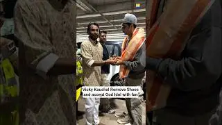 #vickykaushal remove shoes and accept God idol from fan at airport #loveandwar