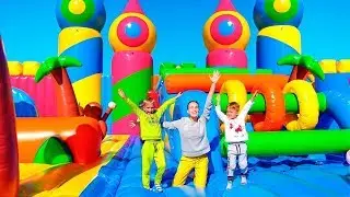 Vlad y Nikita en la casa de rebote m&aacute;s grande del mundo para ni&ntilde;os