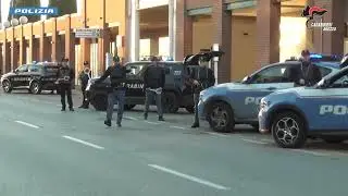 Polizia e carabinieri hanno fermato due sospettati