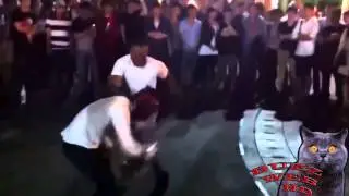 il se bat contre un ex boxeur ! Avec un ko !