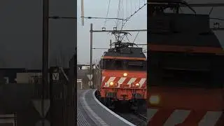 /treinspot/ rfo 1830 met goed gevulde laude staaltrein richting Amsterdam/treinspot/