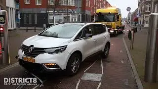 Auto rijdt zich stuk op poller voor politiebureau Hoefkade Den Haag