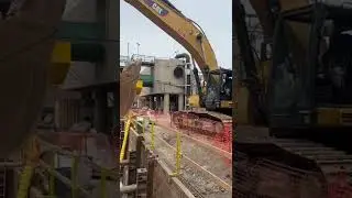 Installing 36 &ldquo; TR flex cast iron pipe in a 25 &lsquo; trench for sewer