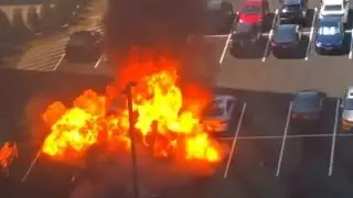 Tank geplatzt: Auto explodiert in riesigem Feuerball