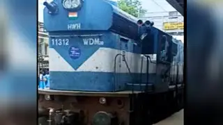 WDM Howrah Malgadi engine driving coaches