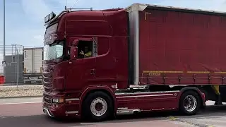 Scania R520 V8 with brutal deep open pipe sound
