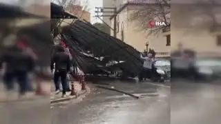 Dursunbey&rsquo;de fırtına ağa&ccedil;ları ve &ccedil;atıları u&ccedil;urdu