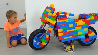 Vlad en Niki rijden op een speelgoed sportfiets en spelen met speelgoedcollectie