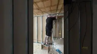 Спасение семейного дома - день 16. Шумоизоляция стены, гипсокартон. #shorts