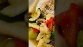 Roerbakken groenten met rijst en gedroogd gebakken vis.