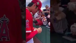 SHOHEI OHTANI SIGNING AFTER SPRING TRAINING GAME. 大谷翔平・ファームアンド・オートグラフォス・デスプ・デル・ジュエゴ・デ・スプリングトレーニング