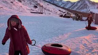Snow tubing in Alaska (Artic valley) Hmong Alaska mus uasi snow tubing lom zem #alaska #fun #funny 