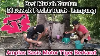 Proses Pengamplasan Karat Pada Rangka Motor Tiger Revolution