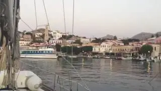 Яхта Sea Dream) утро на острове Халки.