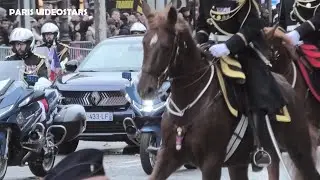 La Garde Républicaine escorte le Président Emmanuel Macron lors de la cérémonie du 11 novembre 2025