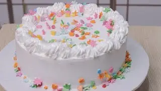 The easiest way to decorate a cake using whipped cream