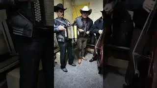 Pablo y royalda es de mi inspiración espero les guste me acompaña don chinto garza y sus amigos