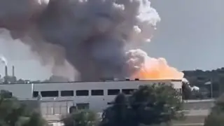 CHEMICAL fire rages in Newburgh, Indiana 