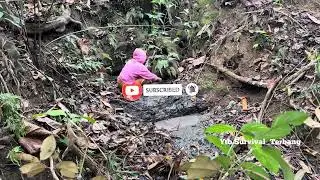 Memotong kayu persiapan bikin pondok