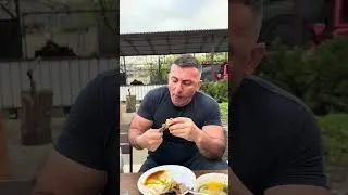 Едим сами и кормим Рыжика