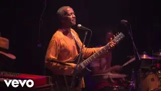 Louis Mhlanga - Zvinoshamisa ft. Playing For Change Band