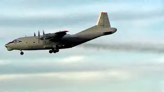 Дымящий 53-летний Ан-12 - Касание правой стойкой