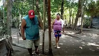 Rumaldo le est&aacute; ayudando a Mari con su cocinita☺️☺️