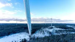 Sn&ouml; och is p&aring; blad p&aring; vindkraftverk i s&ouml;dra Sverige 260214
