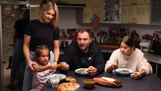 HAUSGEMACHTE SUPPE MIT FLEISCHB&Auml;LLCHEN.