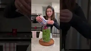 Christmas Flower Arrangement! So easy and makes a great centerpiece for your holiday dinners! 🎄