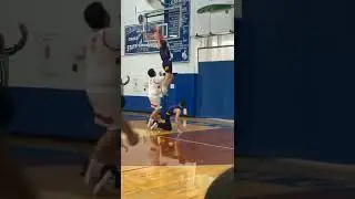 His teammate tried to help him dunk 😂