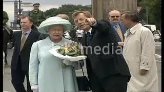 Queen Elizabeth II. und Eberhard Diepgen am Brandenburger Tor, 2000