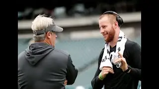 Eagles&rsquo; Carson Wentz warms up before facing Jets