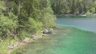 El lago EIBSEE en primavera. En Baviera.