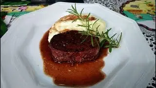 Medalhão de filé mignon ao vinho tinto seco com purê de batata