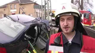Scheibenberg: Auto prallt gegen Strommast